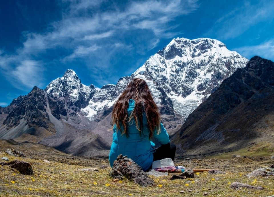 Grupo de trekking en ruta hacia Ausangate