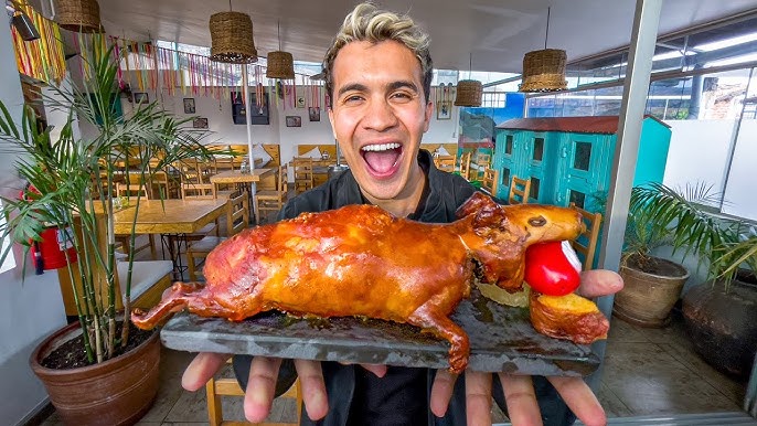 Turistas disfrutando del cuy en Perú