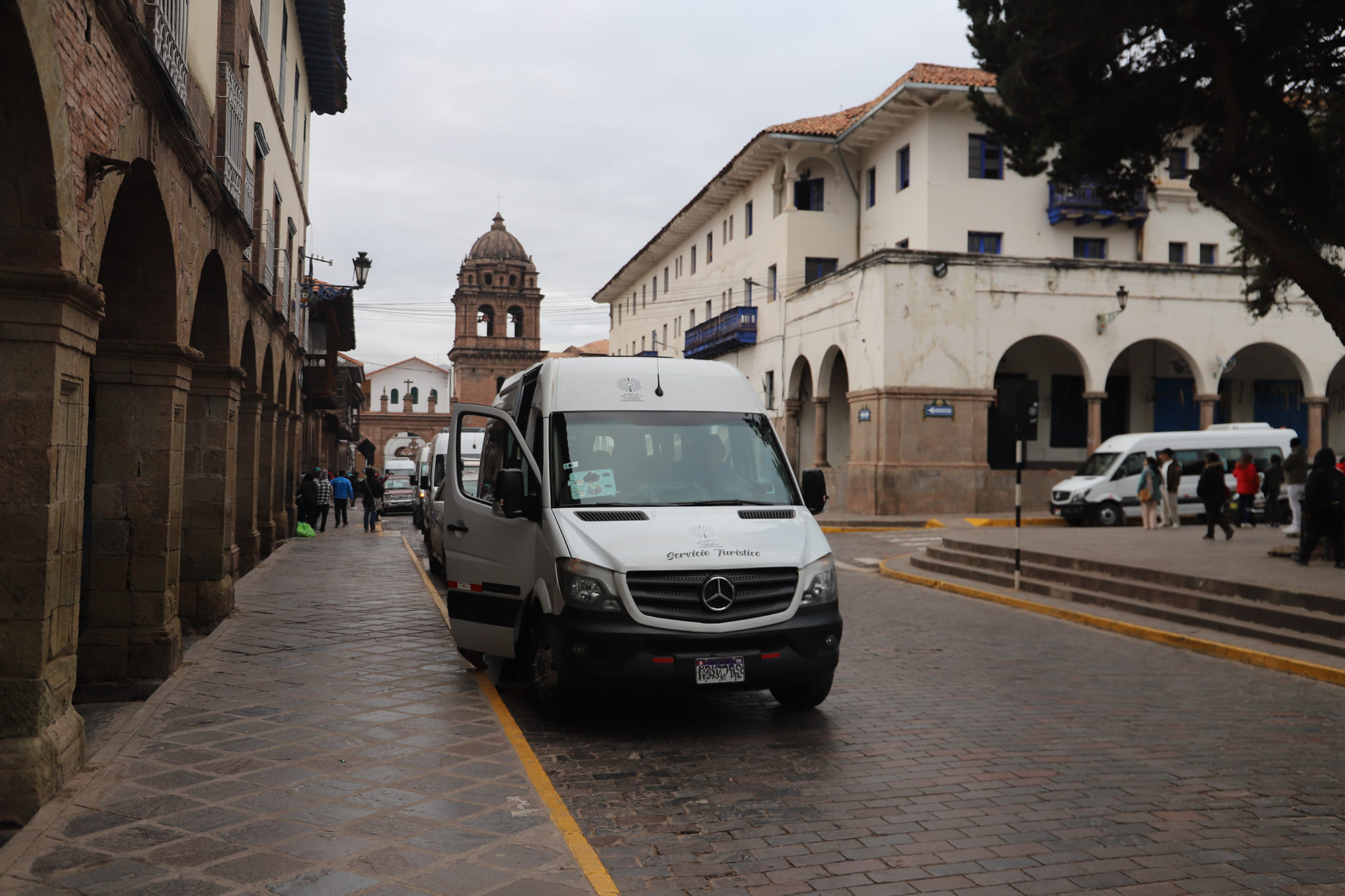 Bus turístico moderno para viajes largos