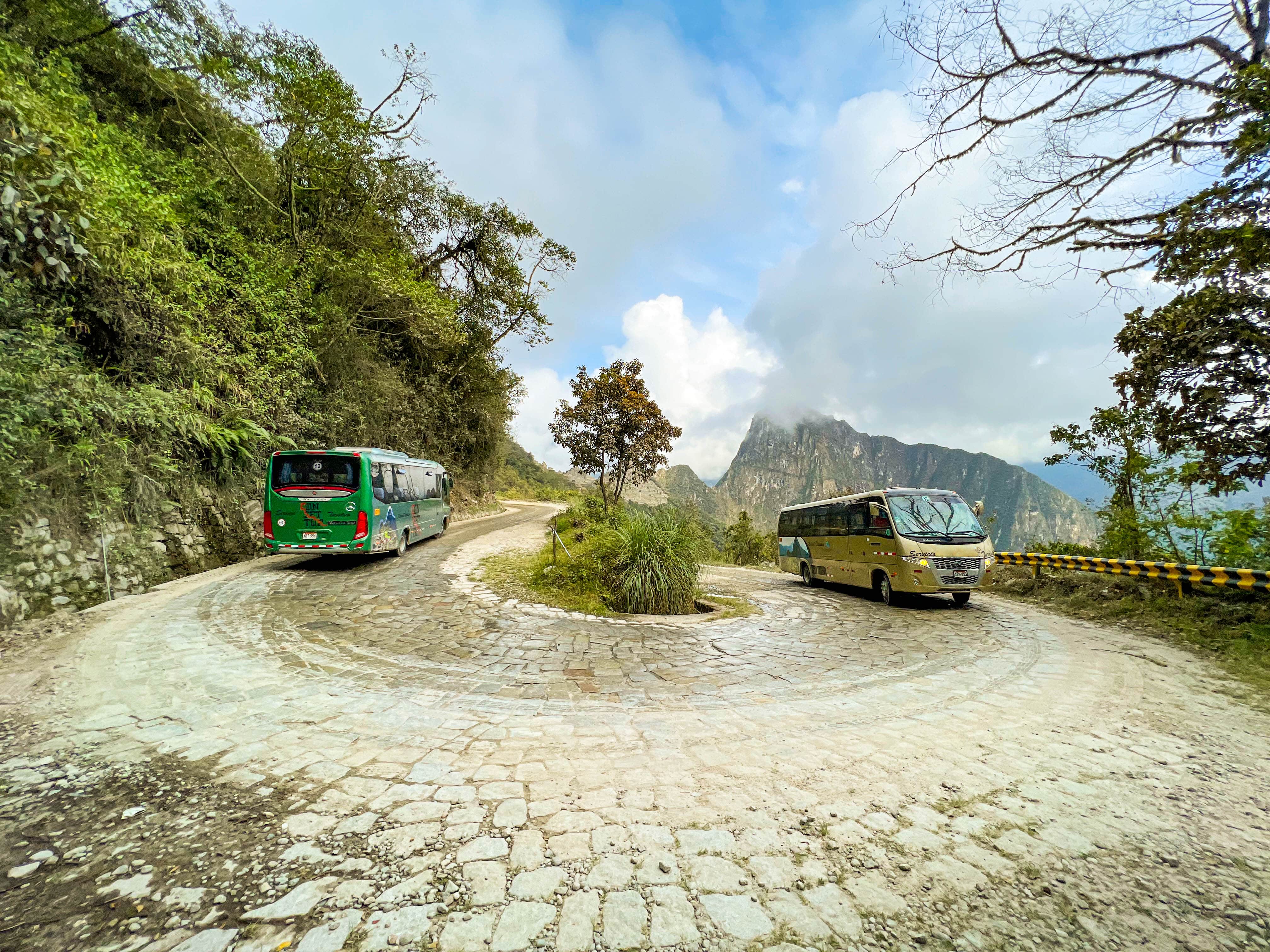 Bus serpenteante hacia Machu Picchu