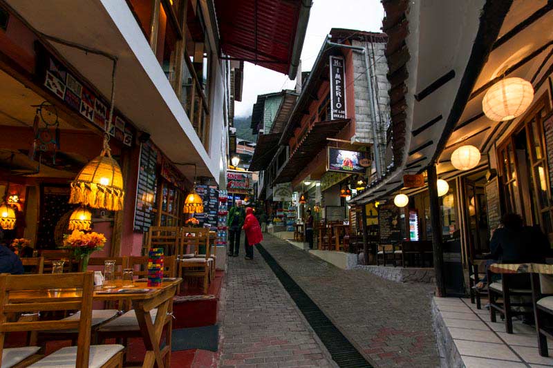 Vista nocturna de Aguas Calientes iluminado
