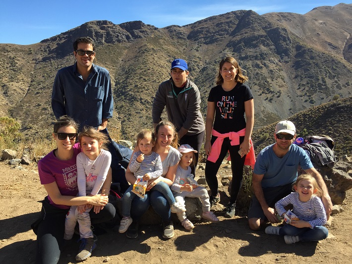 Familia haciendo senderismo con niños