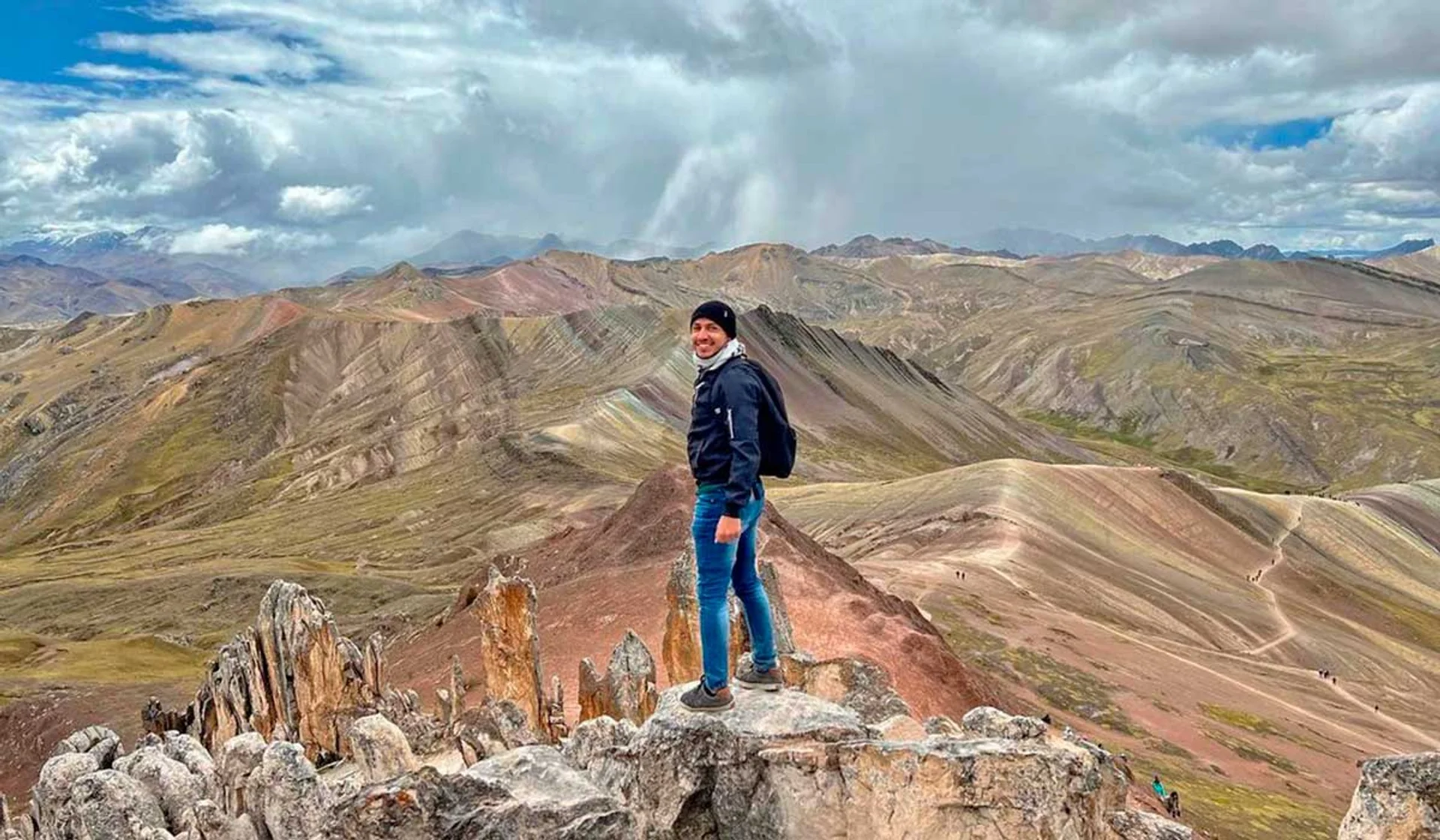 Path to Palcoyo through Andean landscapes