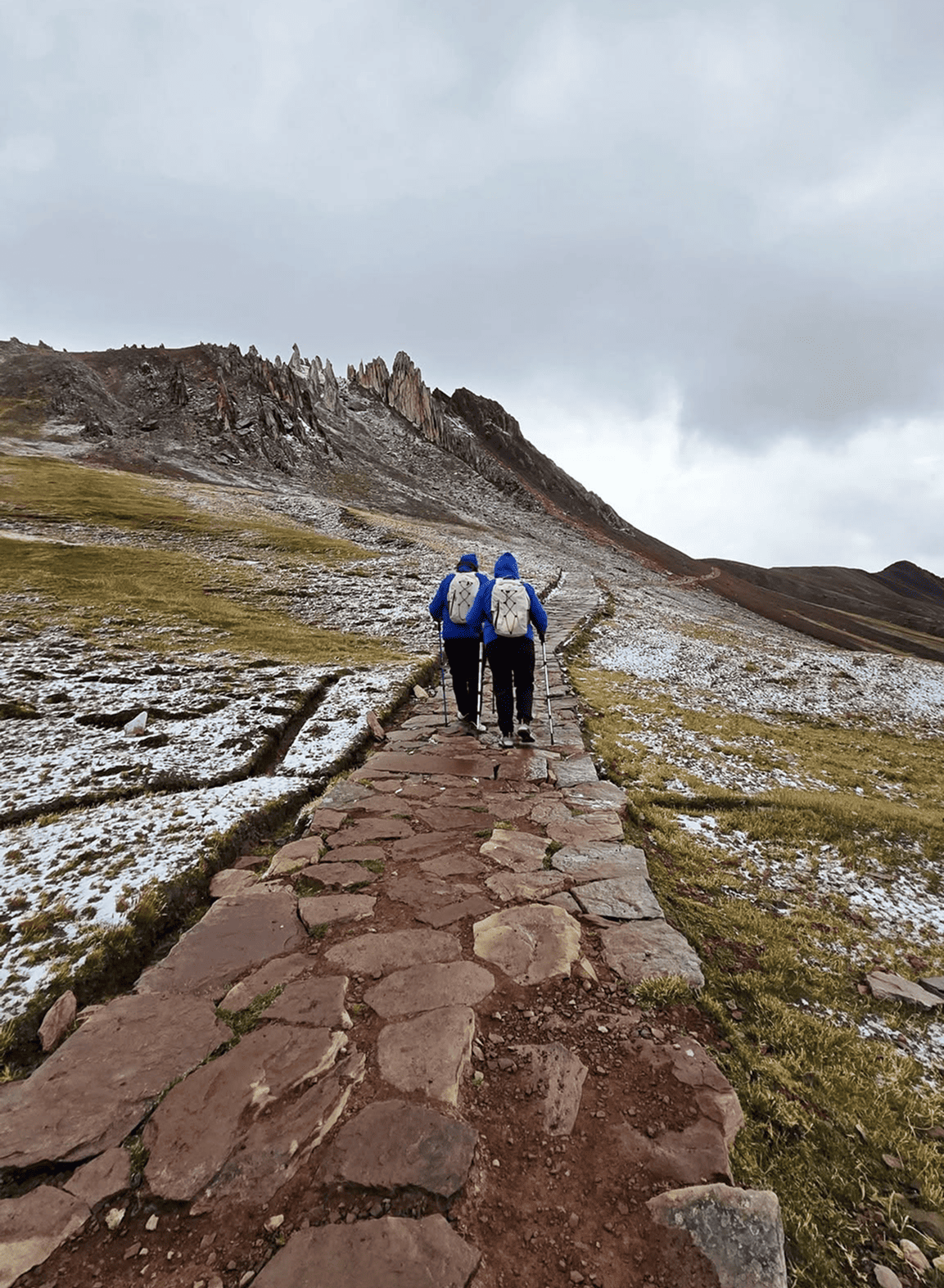 Gentle trail with view of the colorful mountains
