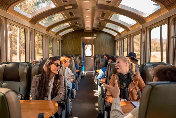 Viajeros disfrutando del paisaje desde el tren