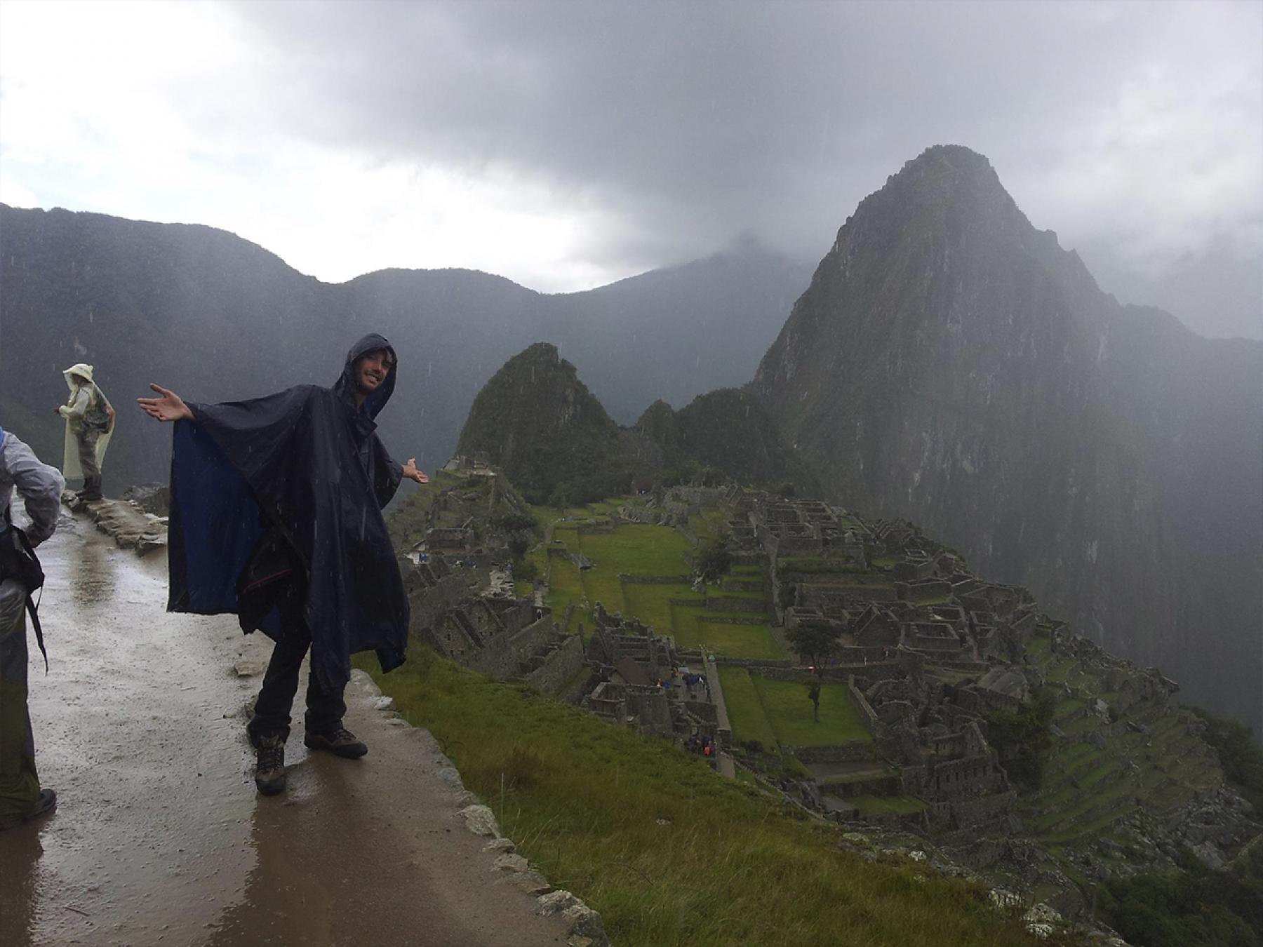 Machu Picchu envuelto en neblina durante temporada lluviosa